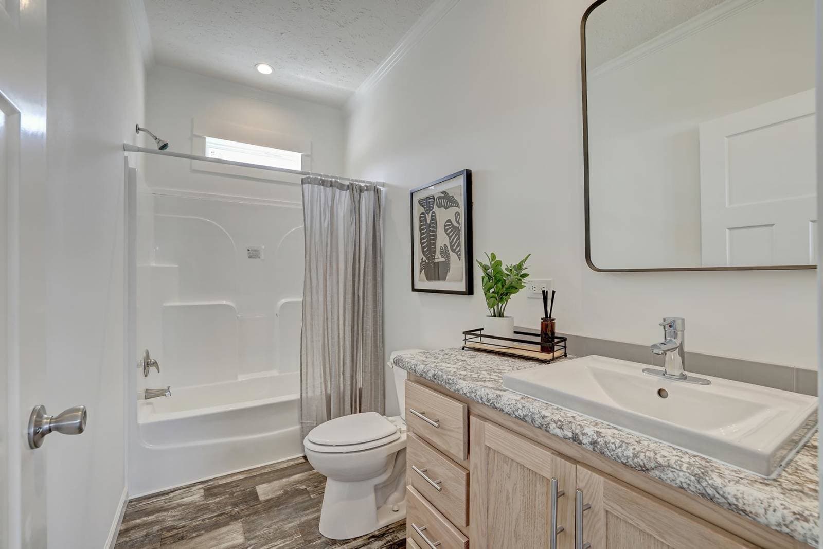 Ironclad 3276-20 bathroom home features