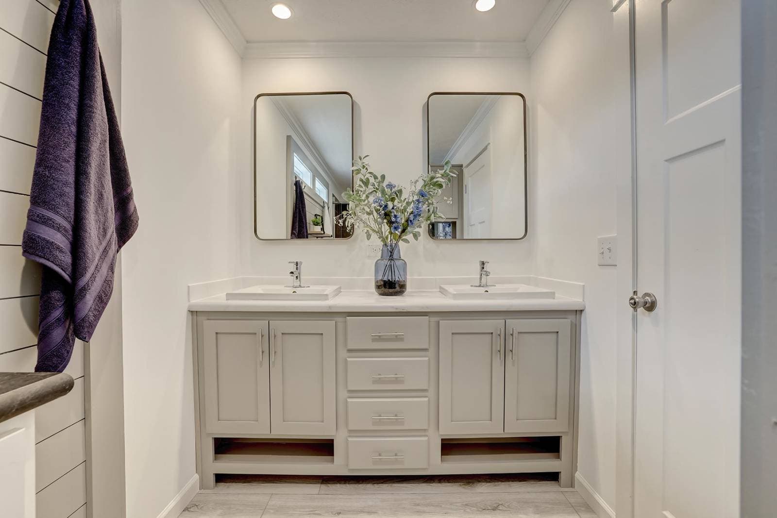 Ironclad 1676-15 bathroom home features