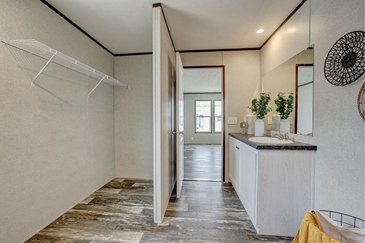 Prime 32 x 60 3260h32p03 interior home features