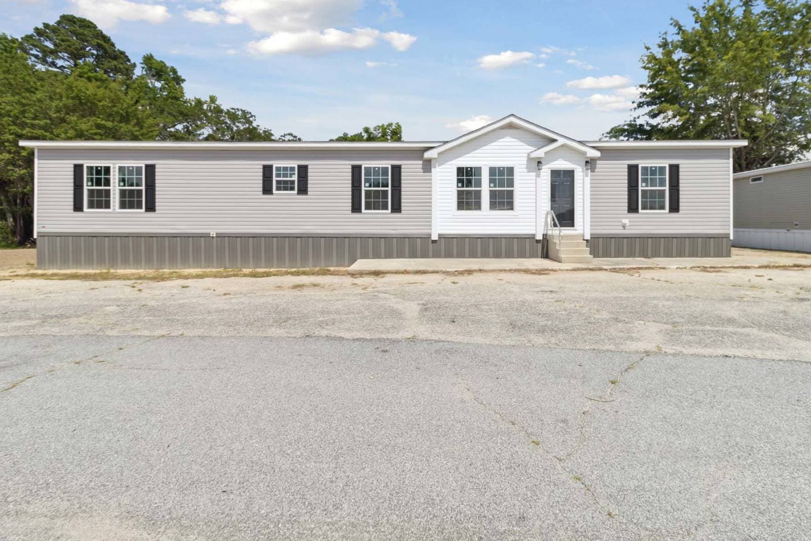 Ironclad 3276-21 elevation and exterior home features