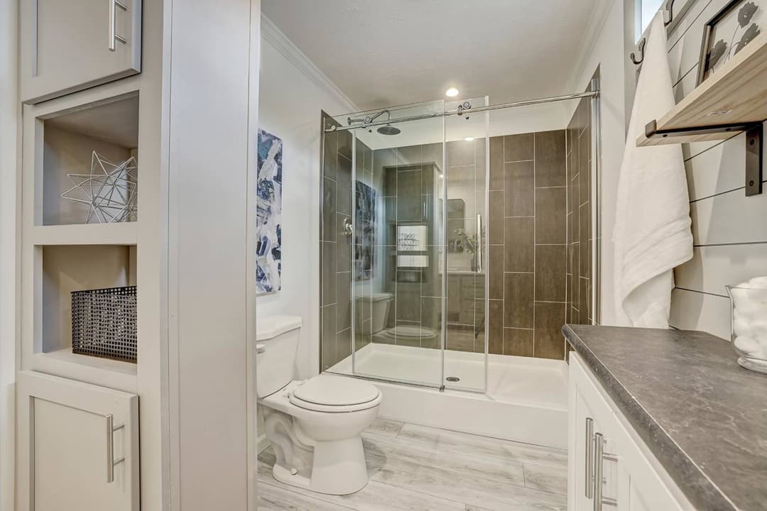 Ironclad 1676-15 bathroom home features