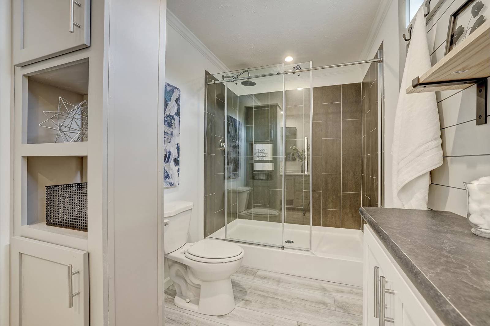 Ironclad 1676-15 bathroom home features