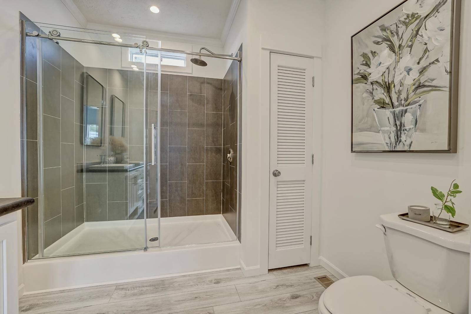 Ironclad 2856-08 bathroom home features